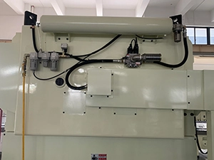 Compressed air storage tank