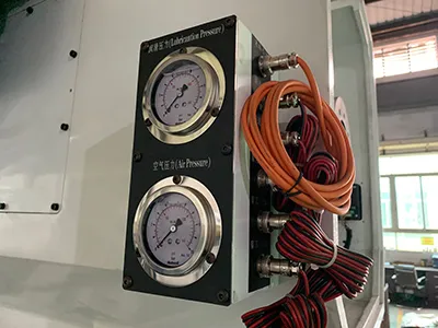 Pneumatic and hydraulic pressure gauge