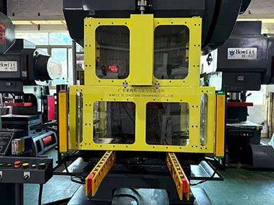 Pneumatic safety door / safety light curtain / die arm (optional)